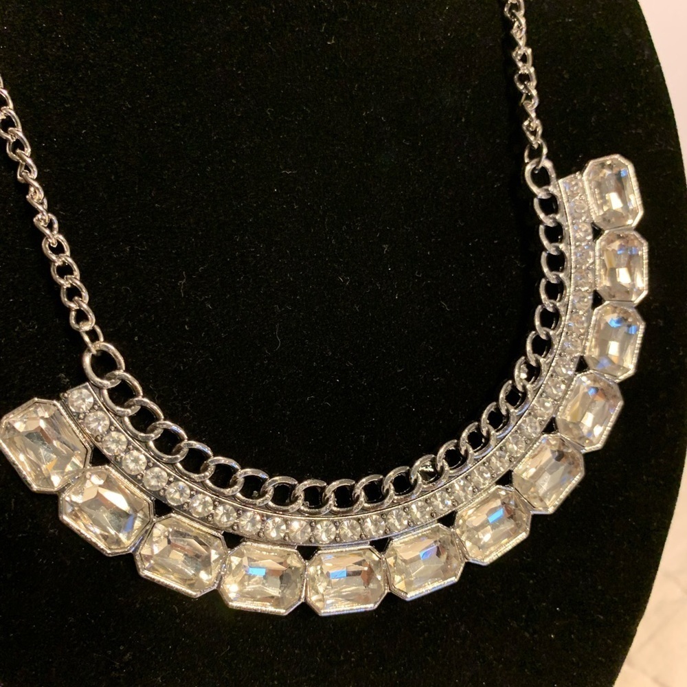 Beautiful EMERALD RHINESTONE and SILVER NECKLACE & EARRING SET.